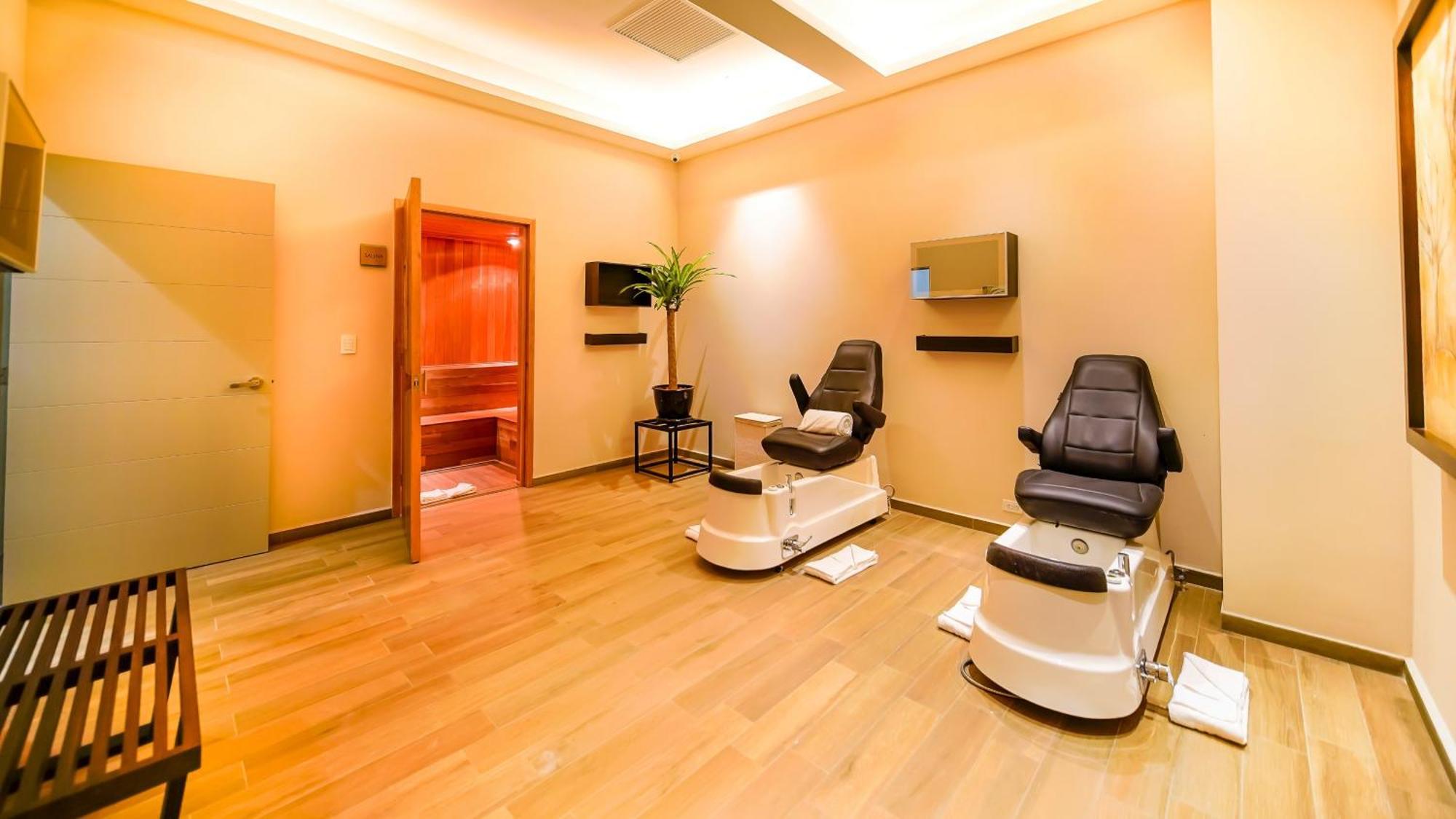 Metria Hotel Leon Ngoại thất bức ảnh A nail salon