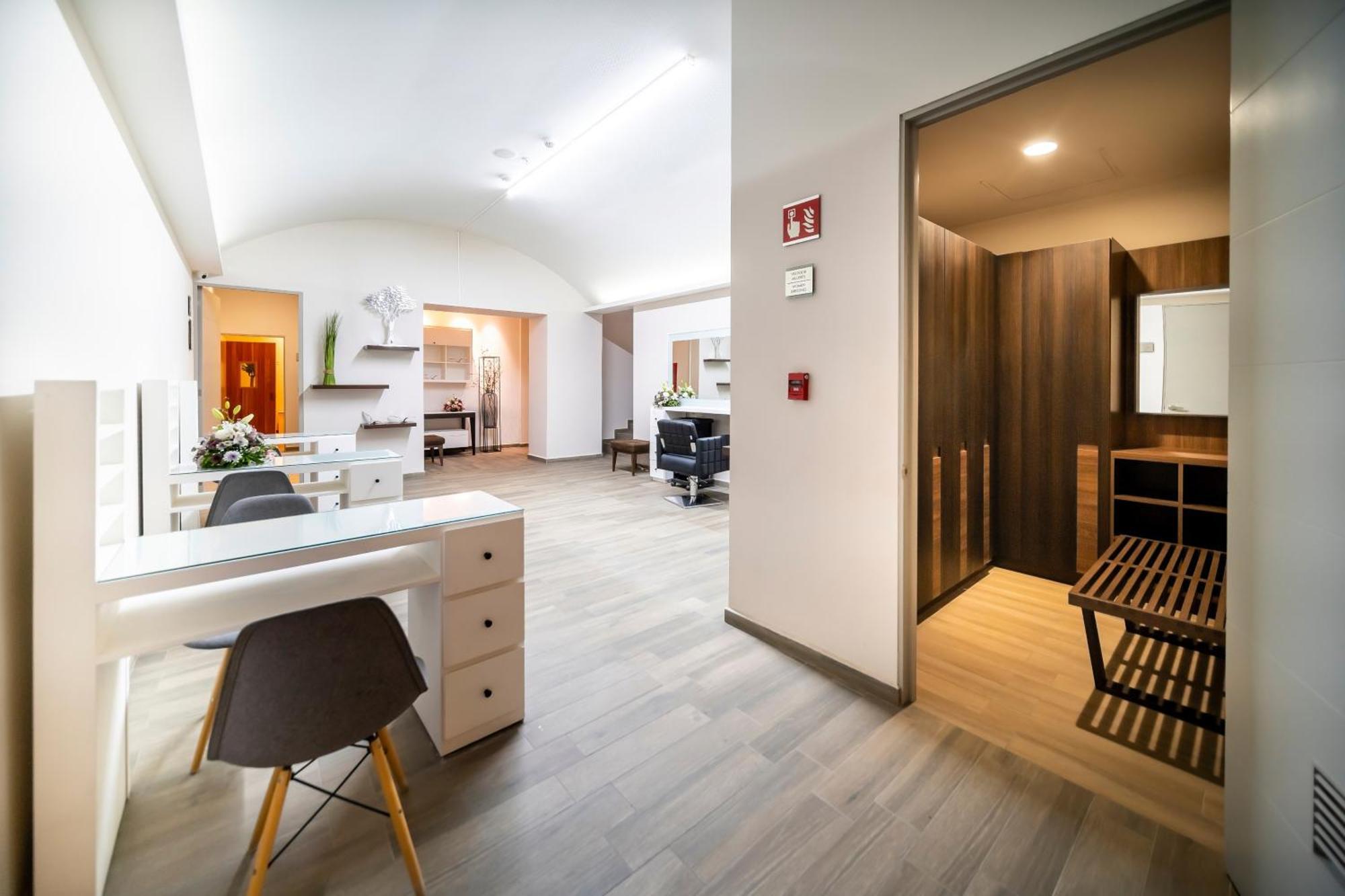 Metria Hotel Leon Ngoại thất bức ảnh A typical apartment at the complex