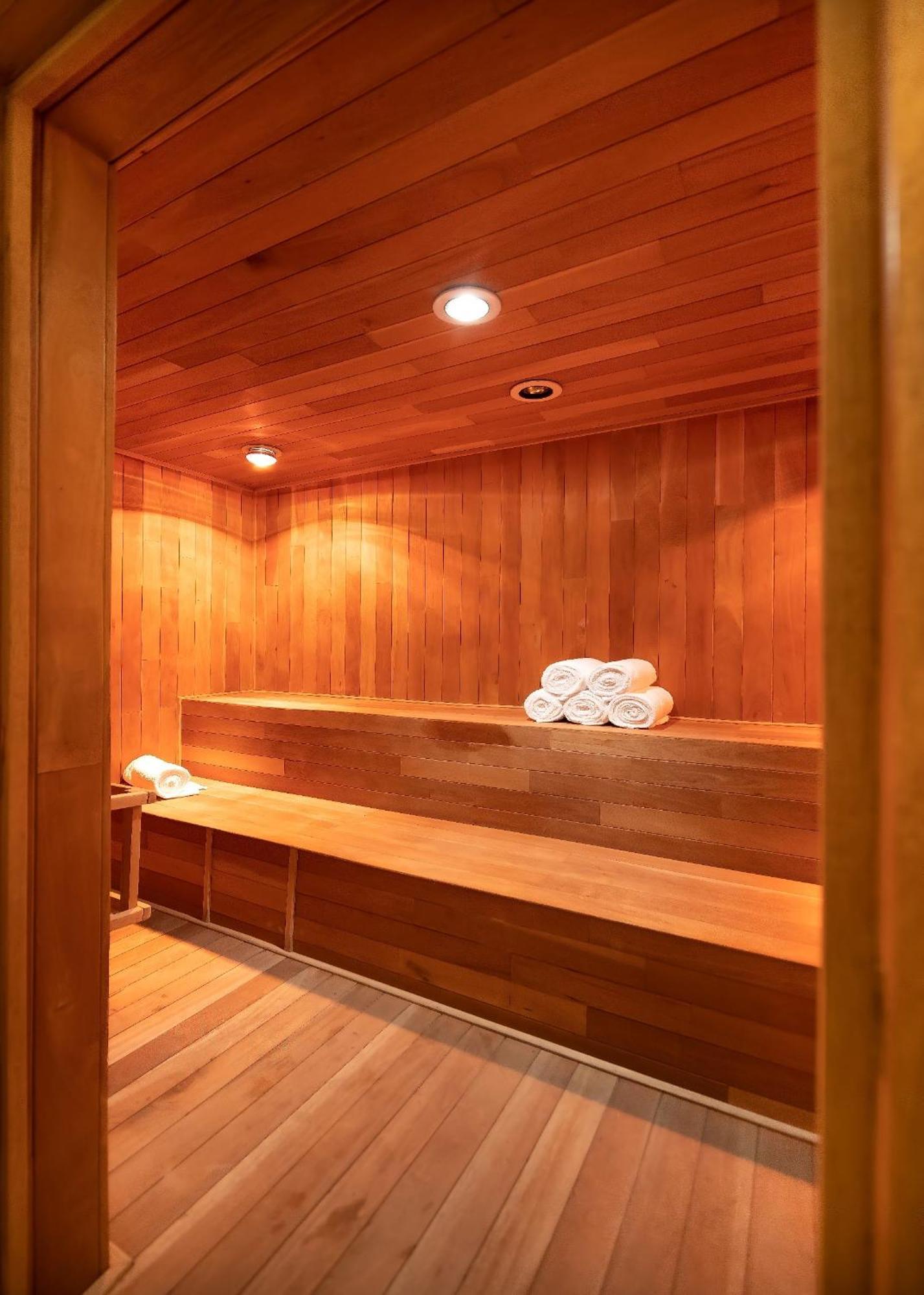 Metria Hotel Leon Ngoại thất bức ảnh A modern Finnish sauna