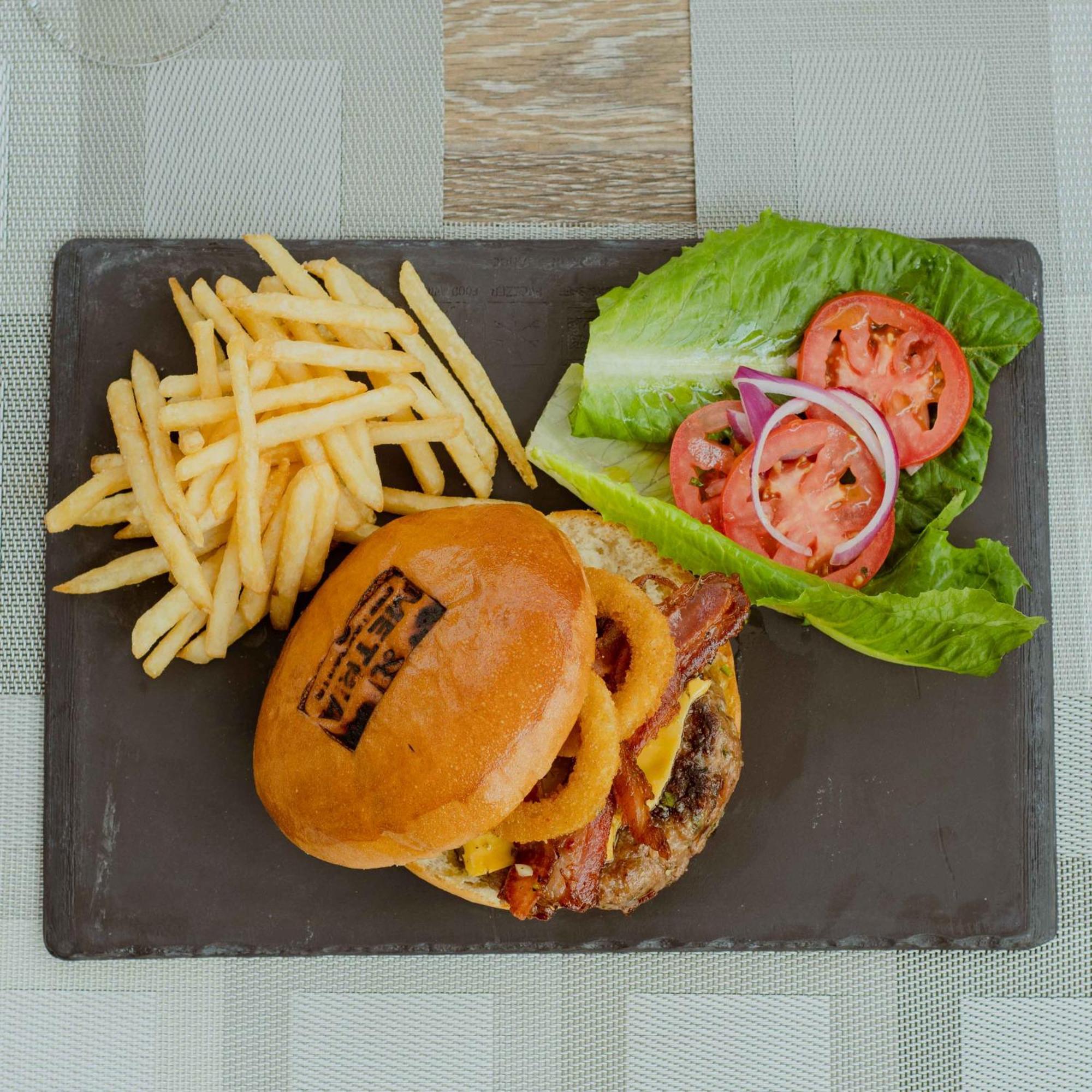 Metria Hotel Leon Ngoại thất bức ảnh A cheeseburger with fries