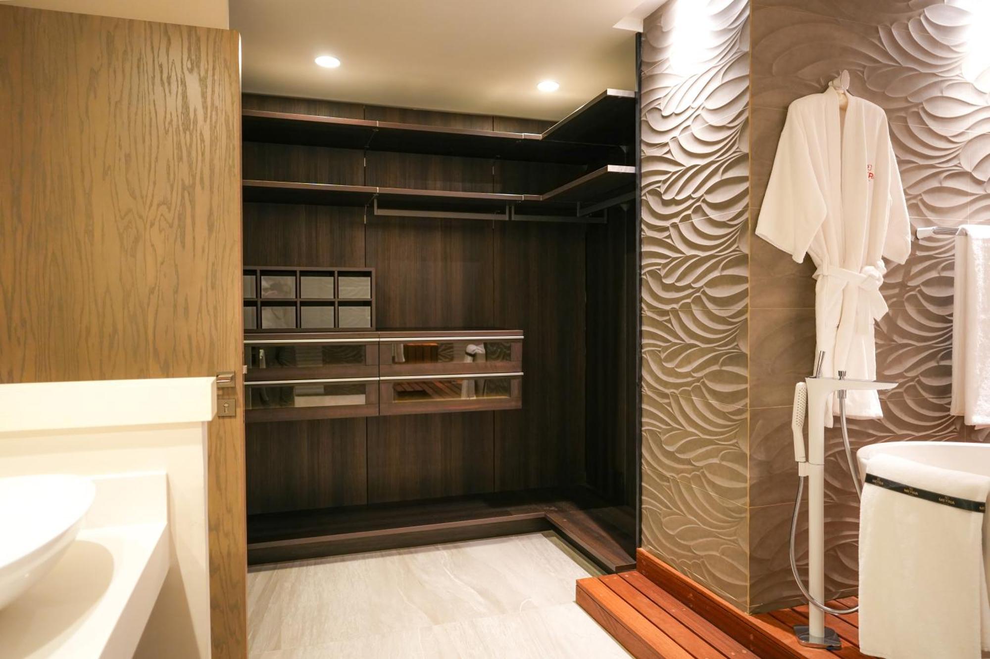 Metria Hotel Leon Ngoại thất bức ảnh A shower enclosure