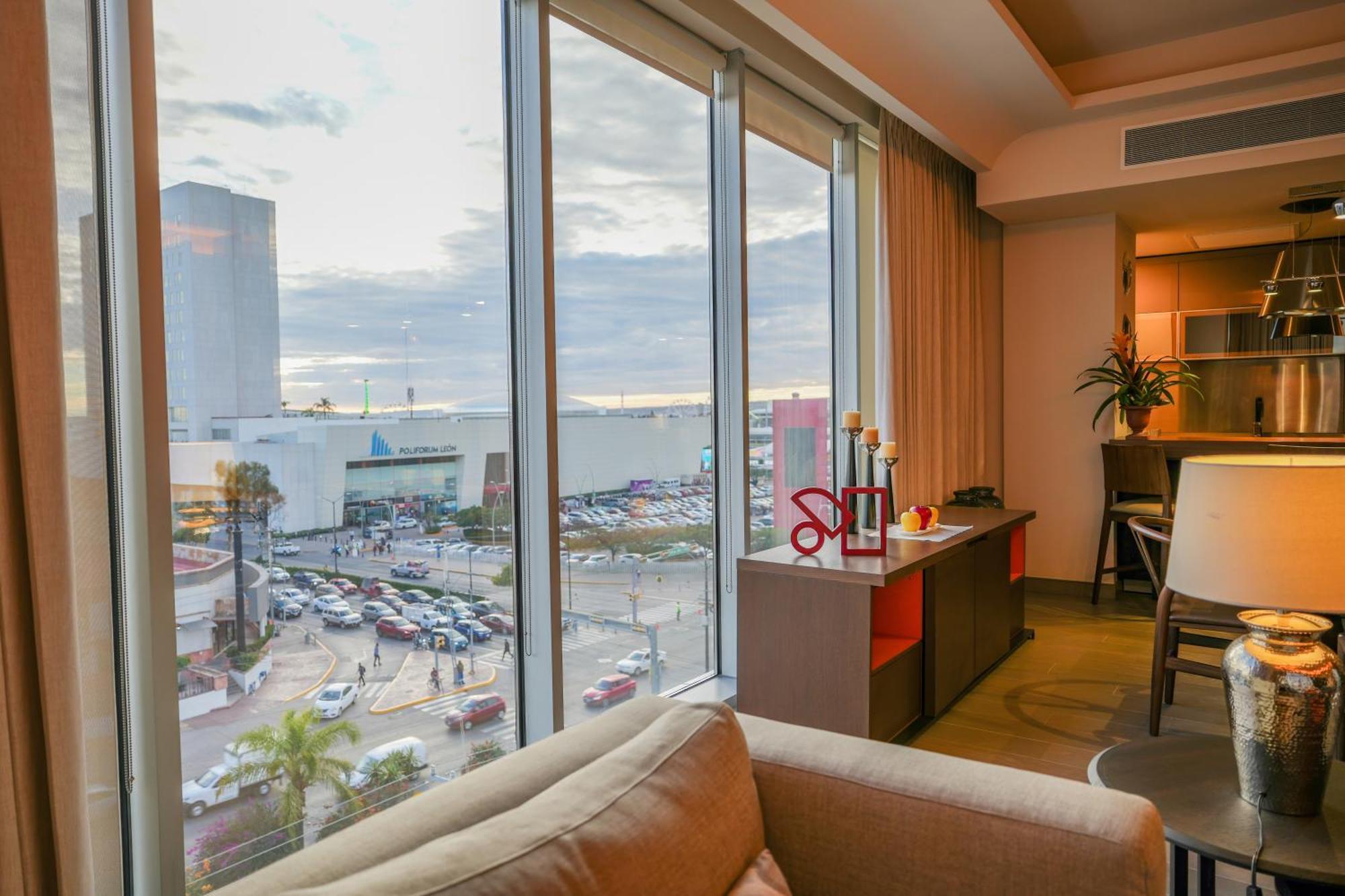Metria Hotel Leon Ngoại thất bức ảnh A view from a suite at the JW Marriott Phoenix.